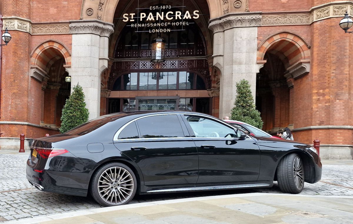 First Class Chauffeurs And Luxury Cars Hire Service For All Events